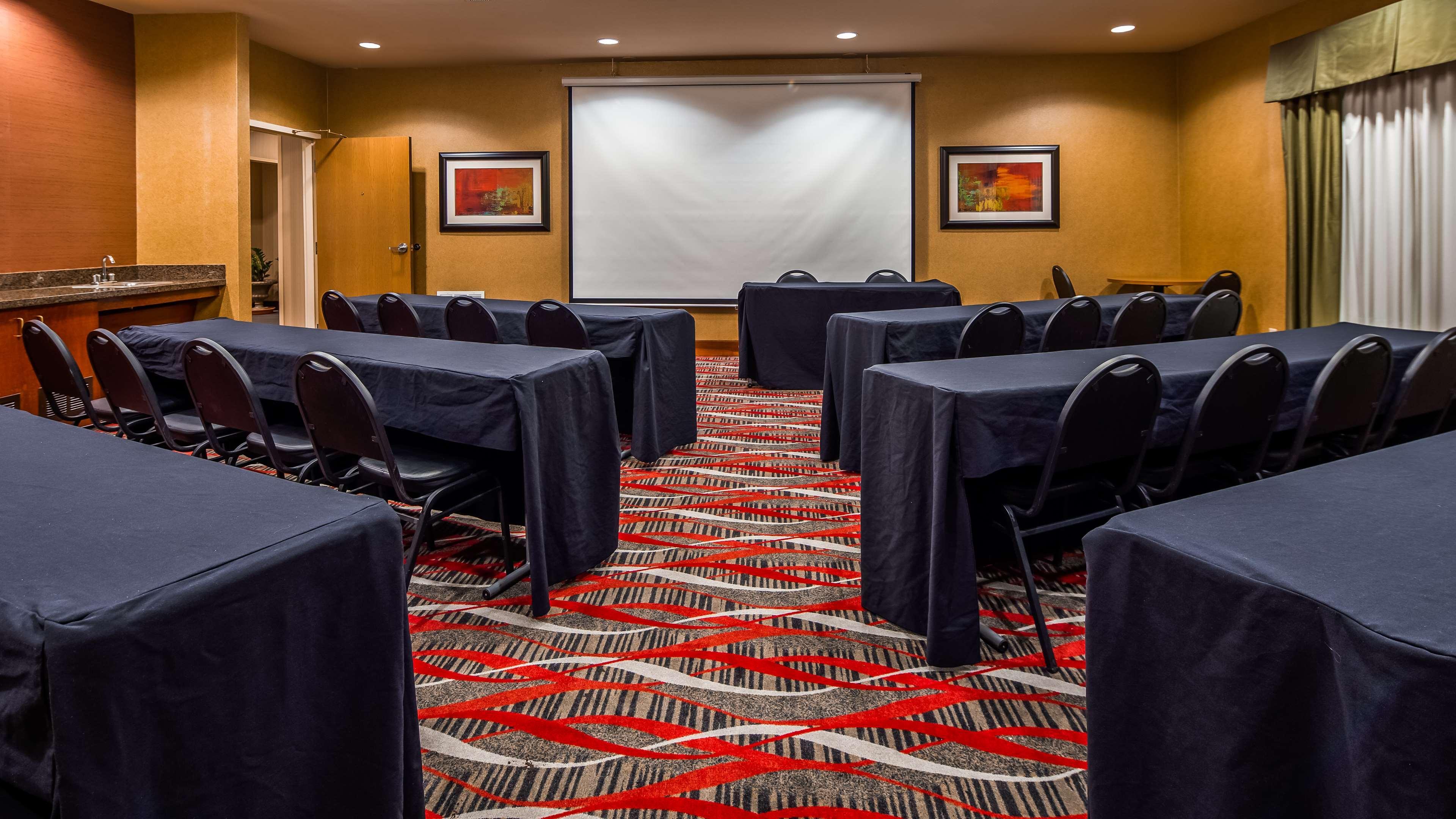 Best Western Plus Denton Inn & Suites Екстер'єр фото