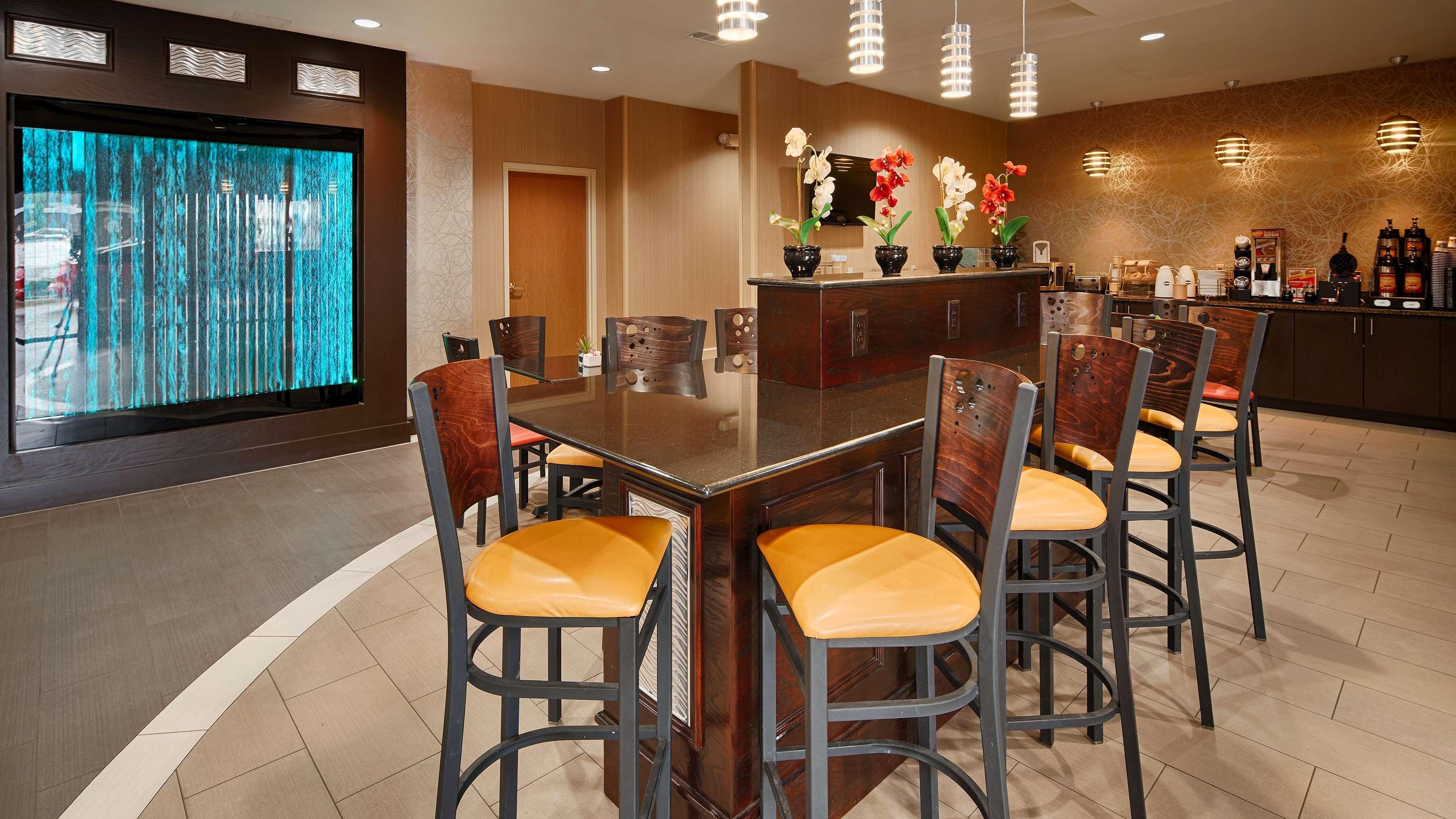 Best Western Plus Denton Inn & Suites Екстер'єр фото