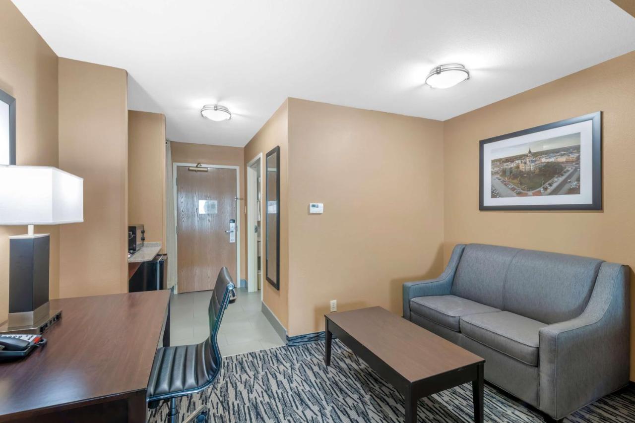 Best Western Plus Denton Inn & Suites Екстер'єр фото
